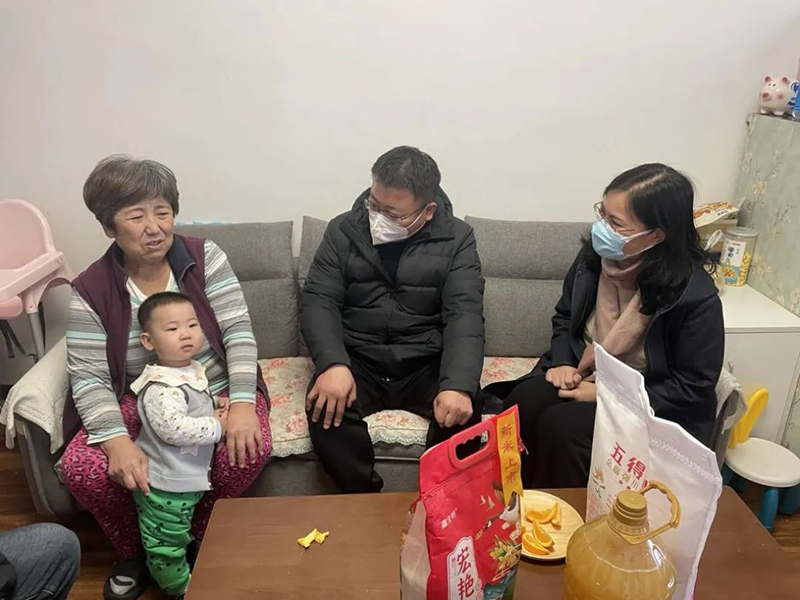 董事長(zhǎng)參加“人大代表、政協(xié)委員走進(jìn)社區(qū),開展居民議事協(xié)商”活動(dòng).jpg 董事長(zhǎng)參加“人大代表、政協(xié)委員走進(jìn)社區(qū),開展居民議事協(xié)商”活動(dòng).jpg